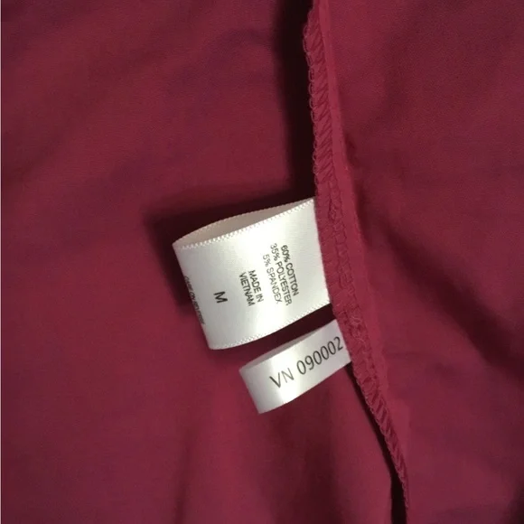 HP-7TH AVENUE- NEW YORK& CO.FITTED BUTTON DOWN TOP WITH DECORATIVE STONE BUTTONS - Picture 5 of 8